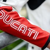 Heritage, Icon und Tomorrow sind die drei Linien, aus denen sich "The Origin Collection" zusammensetzt – die neue Bekleidungslinie, inspiriert von der Geschichte von Ducati.